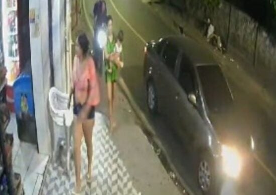 Motoboy invade calçada e atinge mãe e bebê em Manaus