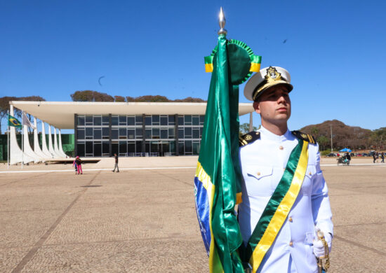 Preparativos do desfile do 7 de setembro na Esplanada dos Ministérios.