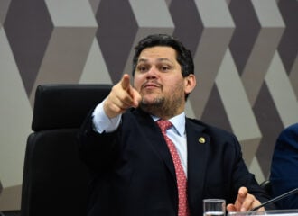 Lula vai priorizar o PL do senador Davi Alcolumbre (União-AP), que eleva a pena para crimes ambientais.