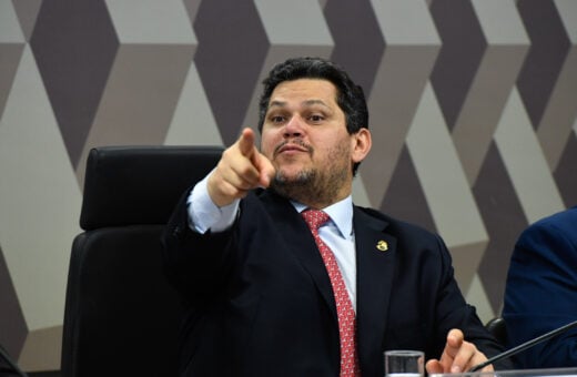 Lula vai priorizar o PL do senador Davi Alcolumbre (União-AP), que eleva a pena para crimes ambientais.