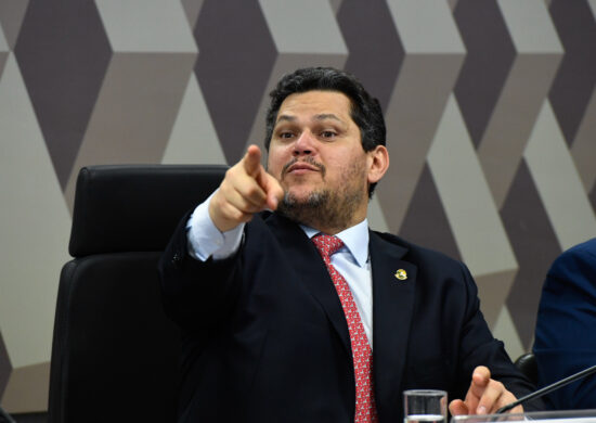 Lula vai priorizar o PL do senador Davi Alcolumbre (União-AP), que eleva a pena para crimes ambientais.