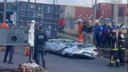 Acidente entre carro e carreta altera fluxo de trânsito em ManausAcidente entre carro e carreta altera fluxo de trânsito em Manaus