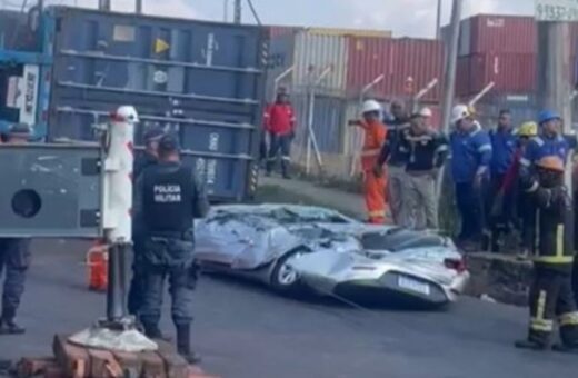 Acidente entre carro e carreta altera fluxo de trânsito em ManausAcidente entre carro e carreta altera fluxo de trânsito em Manaus