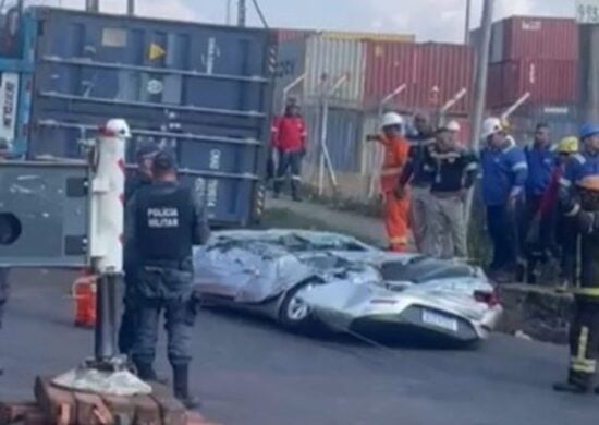 Acidente entre carro e carreta altera fluxo de trânsito em ManausAcidente entre carro e carreta altera fluxo de trânsito em Manaus