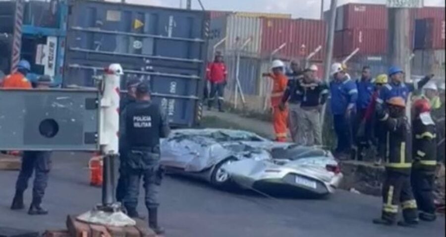 Acidente entre carro e carreta altera fluxo de trânsito em ManausAcidente entre carro e carreta altera fluxo de trânsito em Manaus