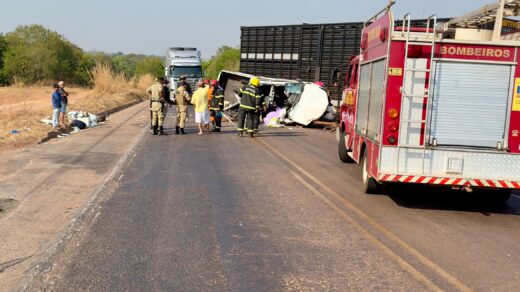 Um homem e uma mulher que estavam na caminhonete, morreram - Foto: Ascom/Corpo de Bombeiros