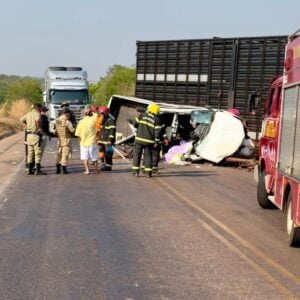 Um homem e uma mulher que estavam na caminhonete, morreram - Foto: Ascom/Corpo de Bombeiros