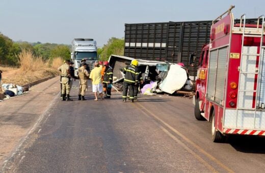 Um homem e uma mulher que estavam na caminhonete, morreram - Foto: Ascom/Corpo de Bombeiros