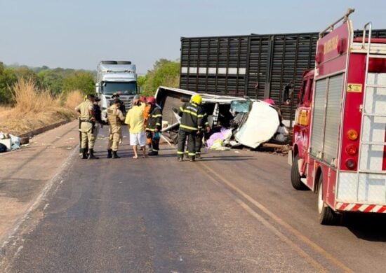 Um homem e uma mulher que estavam na caminhonete, morreram - Foto: Ascom/Corpo de Bombeiros