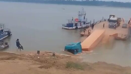 Carreta cai no rio Madeira após rompimento de cabo em balsa em Humaitá