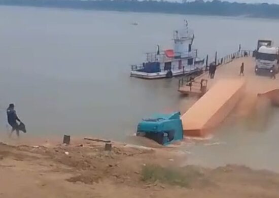 Carreta cai no rio Madeira após rompimento de cabo em balsa em Humaitá