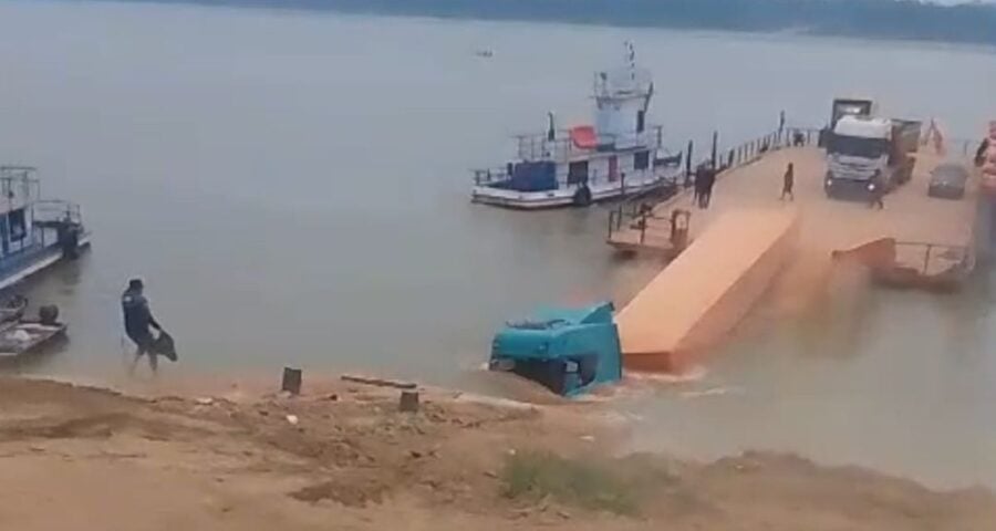 Carreta cai no rio Madeira após rompimento de cabo em balsa em Humaitá