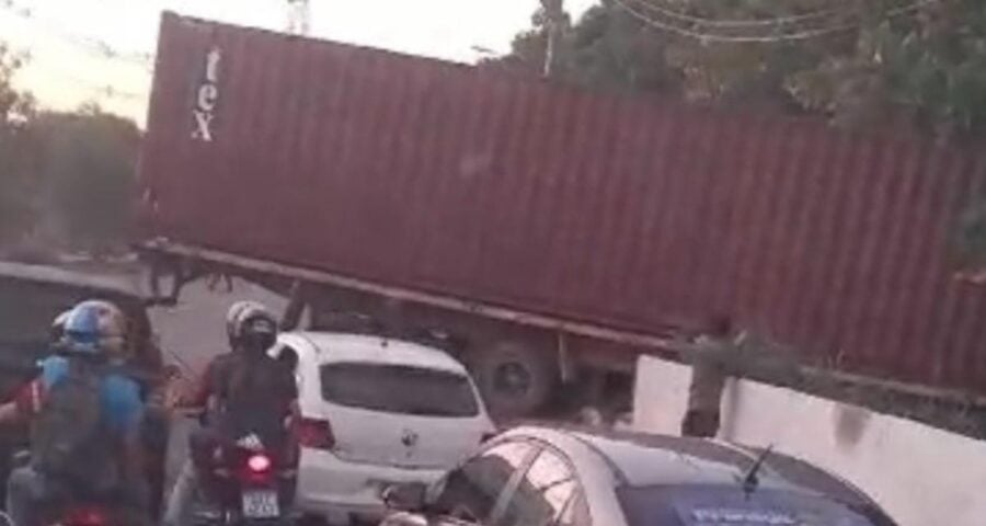 Carreta perde controle e invade área de mata em Manaus