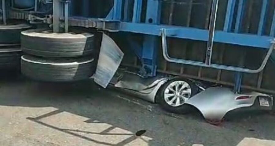 Carreta tomba em cima de carro na zona sul de Manaus