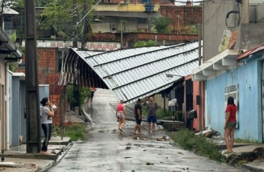 Chuva de granizo e casas destelhadas em Manaus