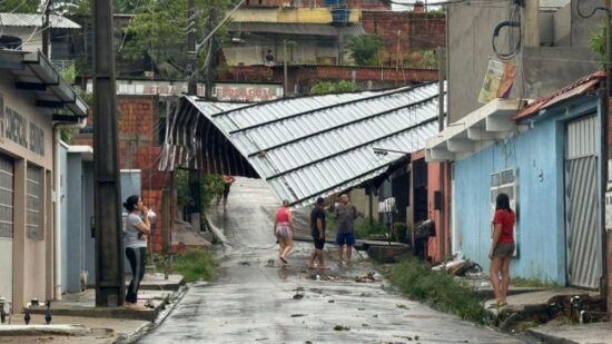 Chuva de granizo e casas destelhadas em Manaus