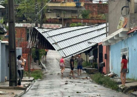 Chuva de granizo e casas destelhadas em Manaus