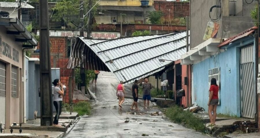 Chuva de granizo e casas destelhadas em Manaus