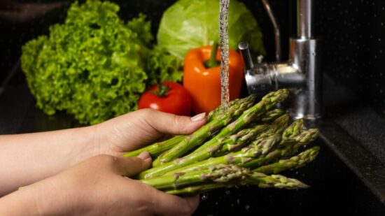 Para limpar os alimentos não basta apenas água