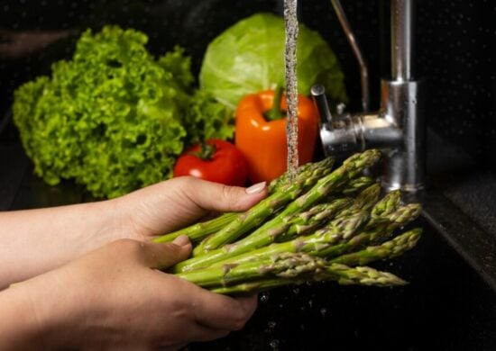 Para limpar os alimentos não basta apenas água