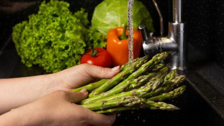 Para limpar os alimentos não basta apenas água