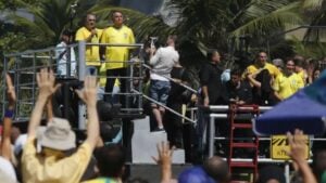 O ex-presidente Jair Bolsonaro e o pastor Silas Malafaia em manifestação política na orla de Copacabana em abril de 2024 - Foto: Fernando Frazão/Agência Brasil