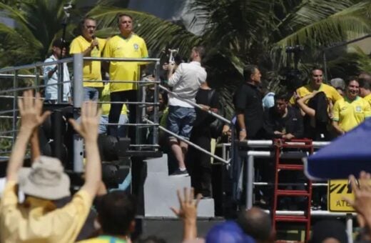 O ex-presidente Jair Bolsonaro e o pastor Silas Malafaia em manifestação política na orla de Copacabana em abril de 2024 - Foto: Fernando Frazão/Agência Brasil