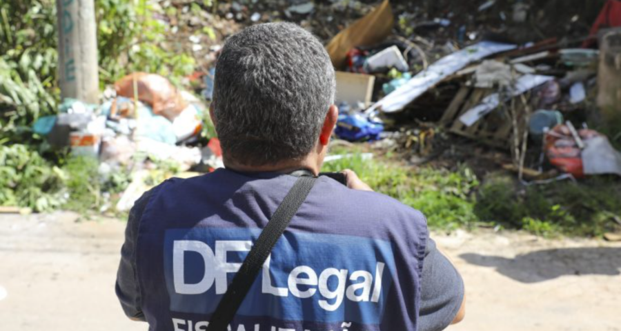 DF Legal demole casas em área de ocupação irregular.