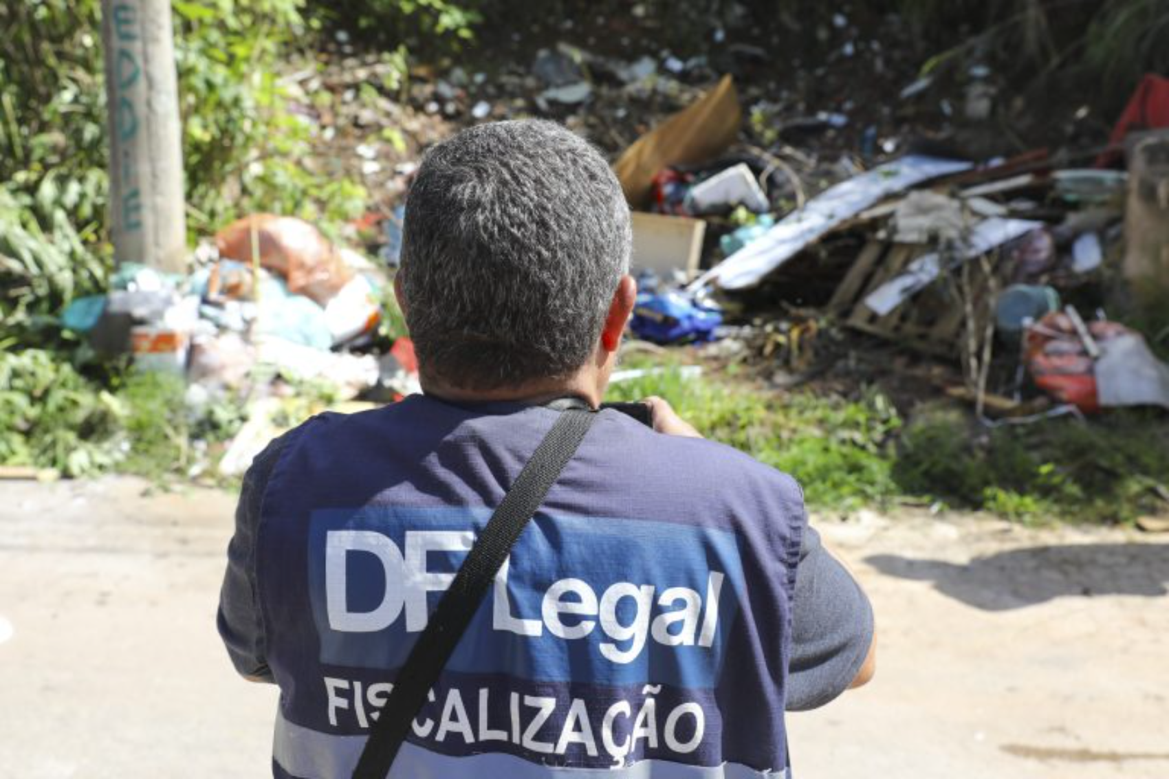 DF Legal demole casas em área de ocupação irregular.