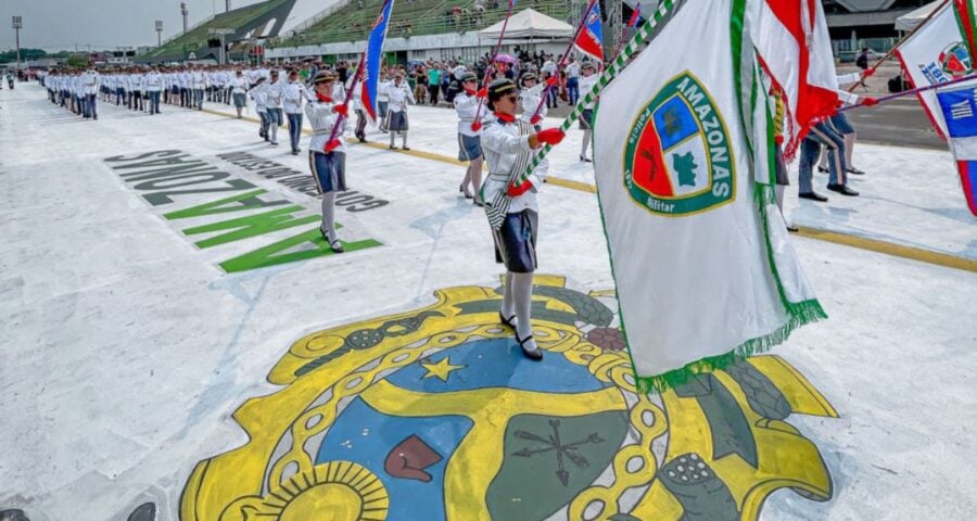 Desfile cívico reúne mais de 4 mil alunos em Manaus