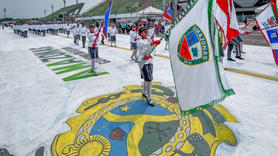 Desfile cívico reúne mais de 4 mil alunos em Manaus