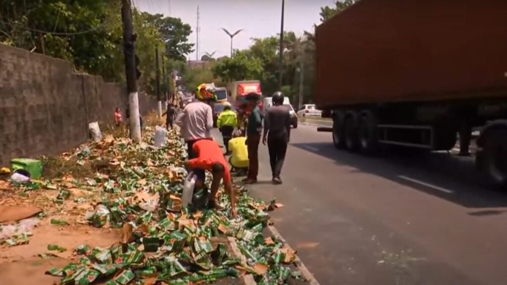 Populares saquearam a carreta com cerveja ‘Heineken’ - Foto: TV Norte