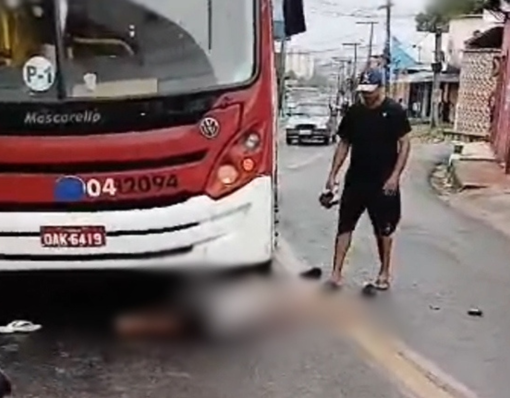 Motociclista é quase esmagado por ônibus em Manaus - Foto: Reprodução/WhatsApp