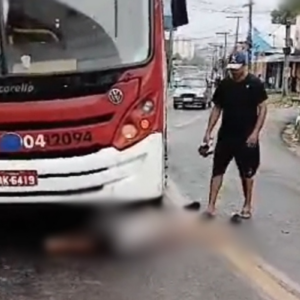 Motociclista é quase esmagado por ônibus em Manaus - Foto: Reprodução/WhatsApp