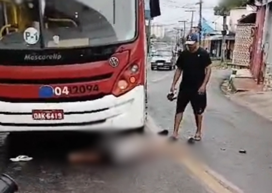 Motociclista é quase esmagado por ônibus em Manaus - Foto: Reprodução/WhatsApp