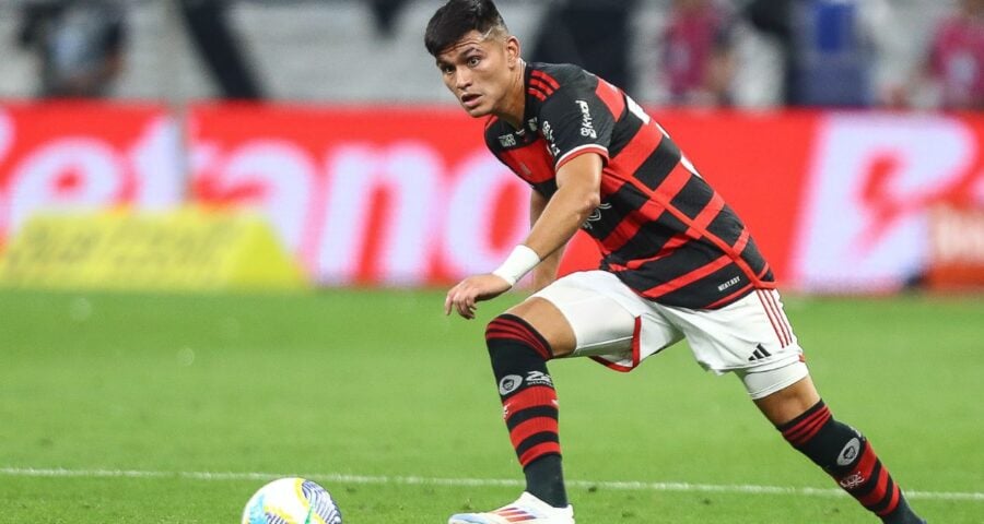 Alcaraz estreou no Flamengo com expulsão - Foto: Gilvan de Souza / CRF