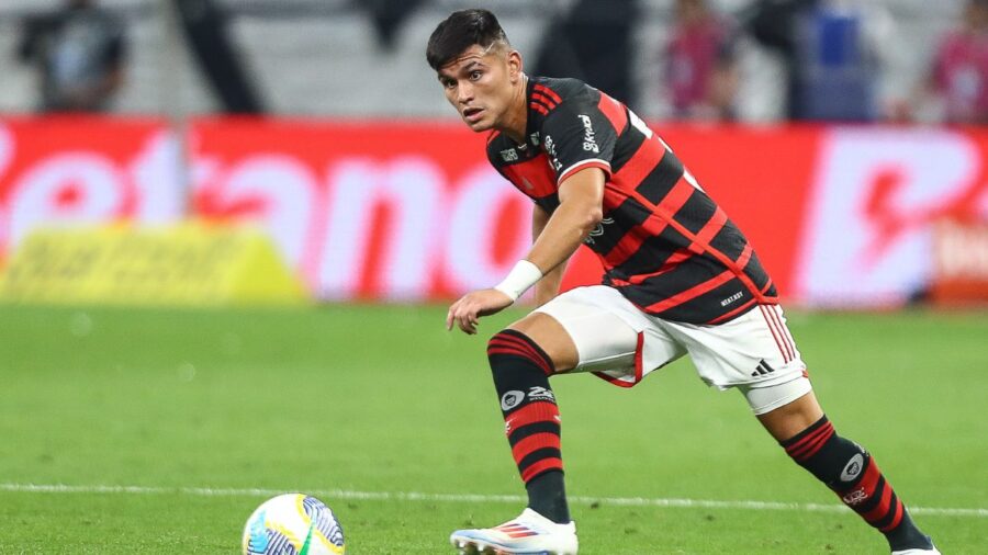 Alcaraz estreou no Flamengo com expulsão - Foto: Gilvan de Souza / CRF