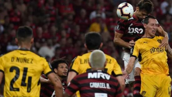 Flamengo e Peñarol se enfrentam na fase de quartas de final da Libertadores - Foto: MAURO PIMENTEL / AFP via Getty Images