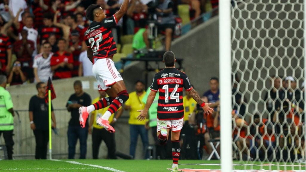 Arrascaeta comemora o gol ao lado de Bruno Henrique - Foto: Gilvan de Souza / CRF