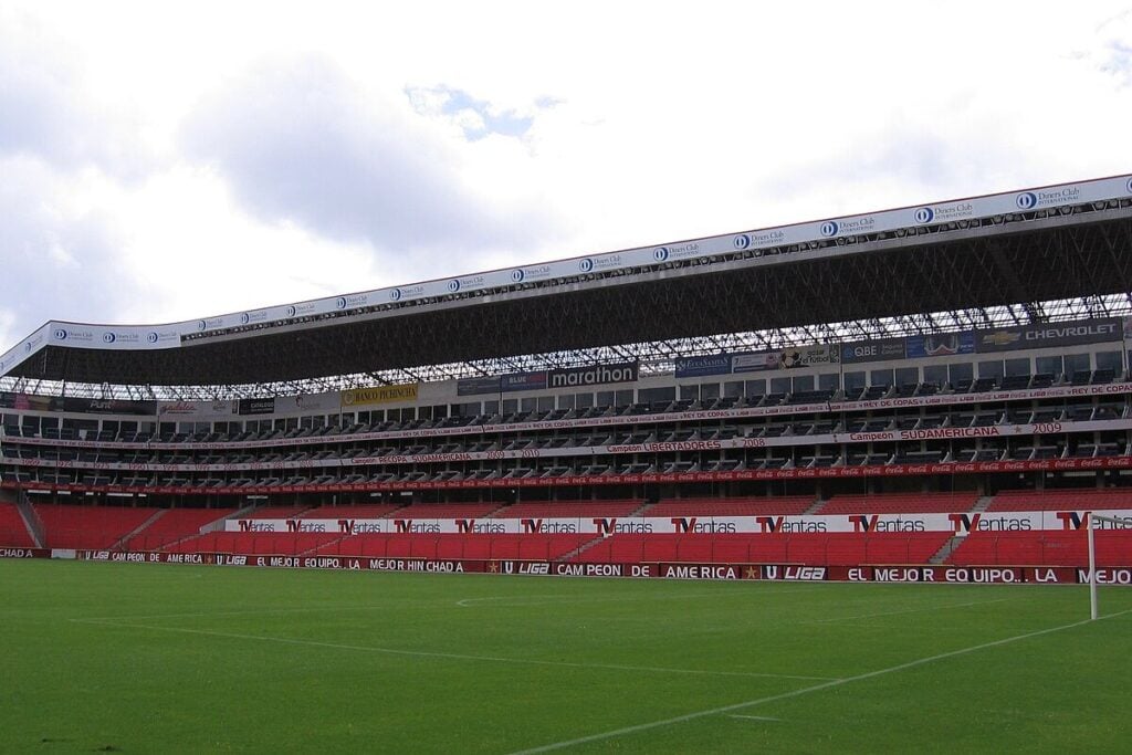 Gramado de um estádio e arquibancadas