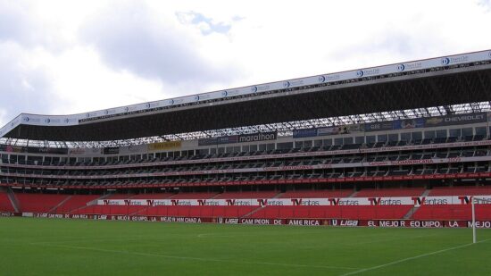 Gramado de um estádio e arquibancadas