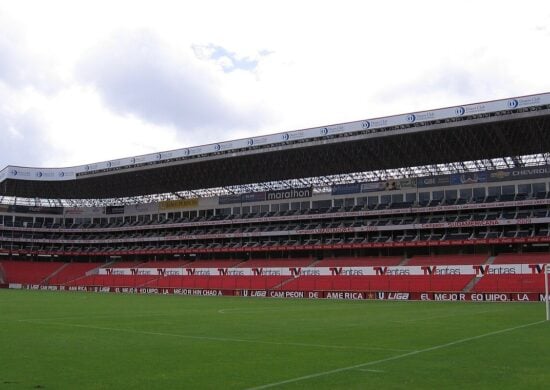 Gramado de um estádio e arquibancadas