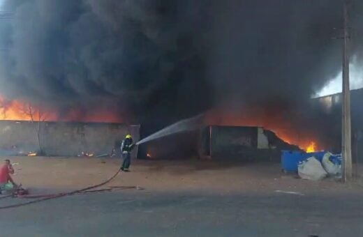 Incêndio em galpão de reciclagem