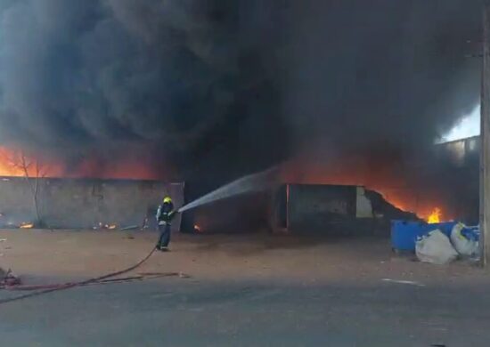 Incêndio em galpão de reciclagem