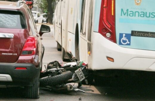 Motociclista e garupa escapam de serem esmagados por ônibus em Manaus