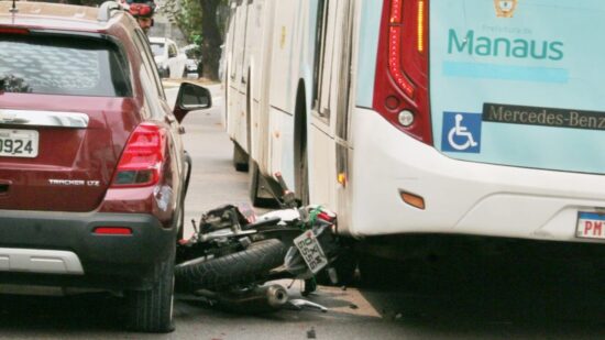 Motociclista e garupa escapam de serem esmagados por ônibus em Manaus