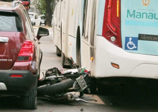 Motociclista e garupa escapam de serem esmagados por ônibus em Manaus