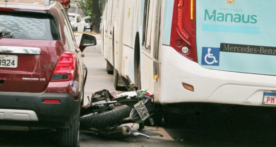 Motociclista e garupa escapam de serem esmagados por ônibus em Manaus