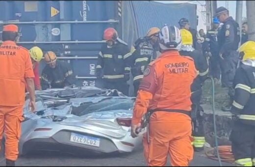 Motorista morre após carreta tombar em cima de carro