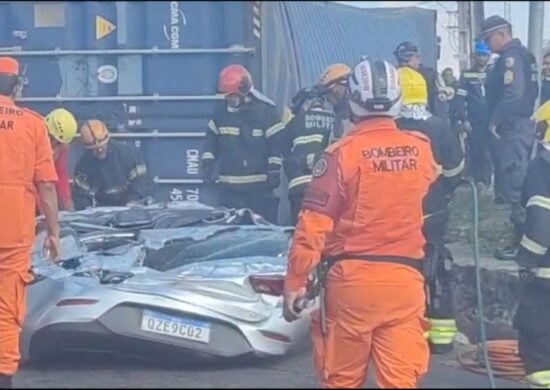 Motorista morre após carreta tombar em cima de carro